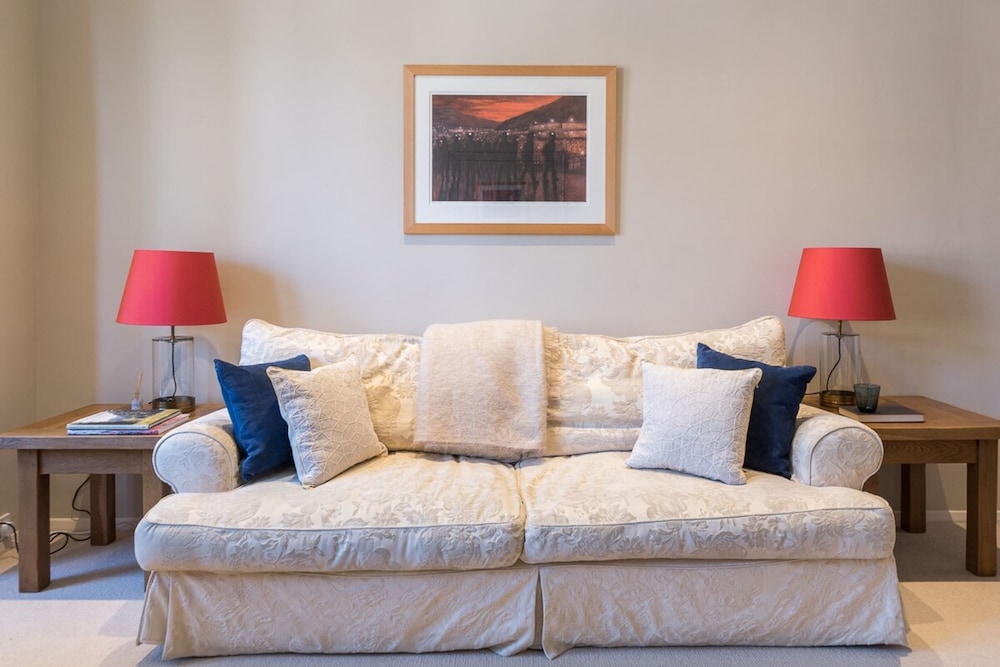 Homely 2 Bedroom Victorian Apartment in Hampstead