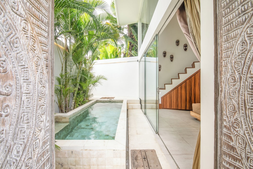 Dreamy 5BR Haven, 200m to Berawa's Blissful Beach