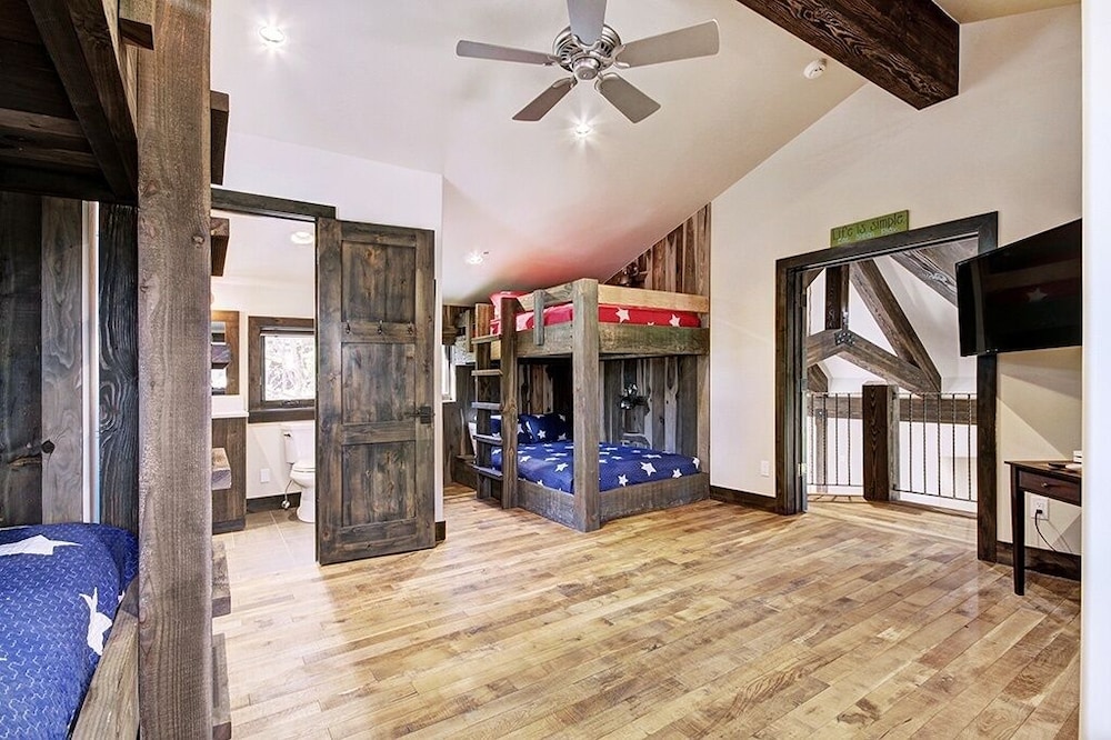 Hawk's Hideaway 6 Bedroom Home