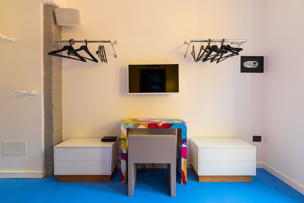 Amana in Naples With 1 Bedrooms and 1 Bathrooms