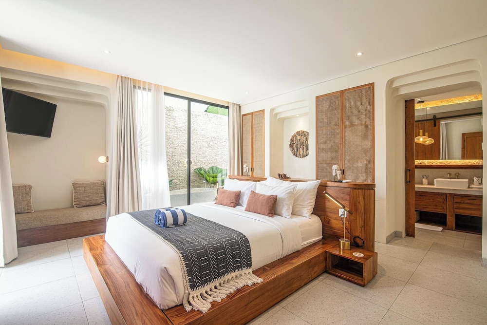 Chic 4-br Villa in Central Seminyak, Beach 5 Mins