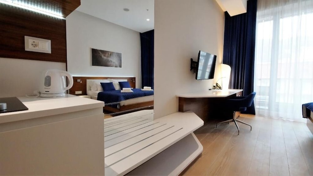 Condo Studio Plaza