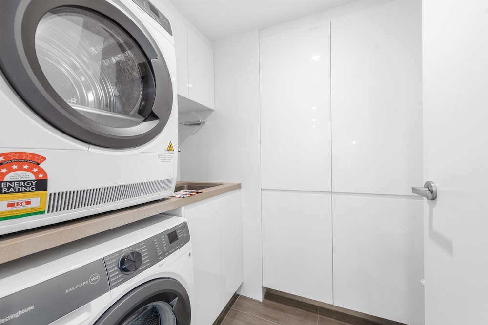 Stylish Brisbane City Stay With Bbq, Pool & Gym