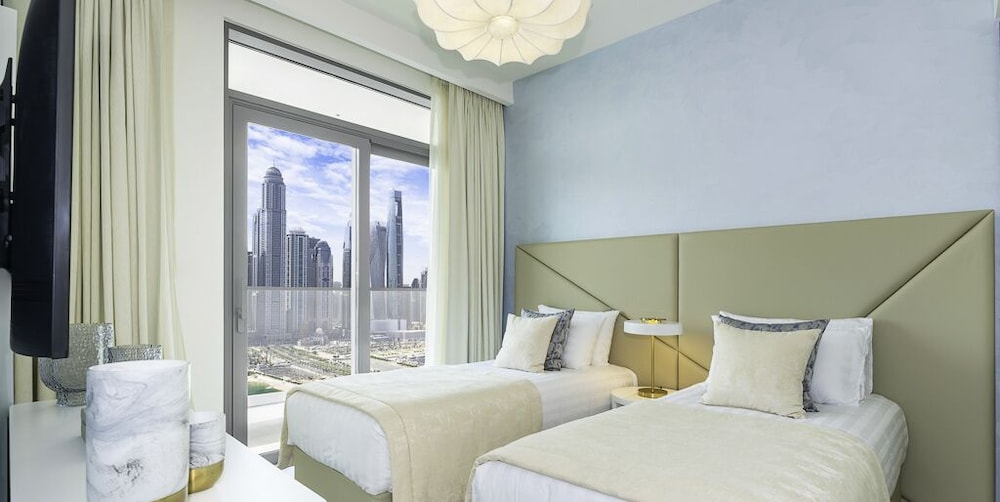 LUX The Marina Vista Beachfront Suite 3