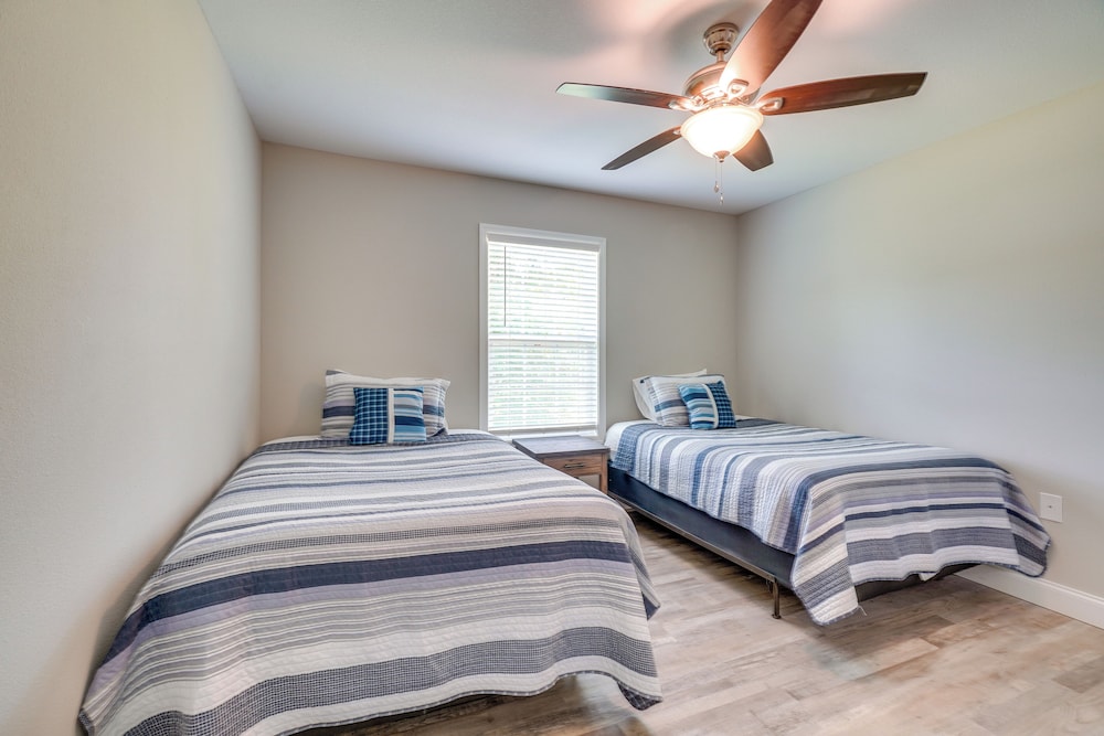 Wraparound Porch: Home Near Dtwn Crossville!