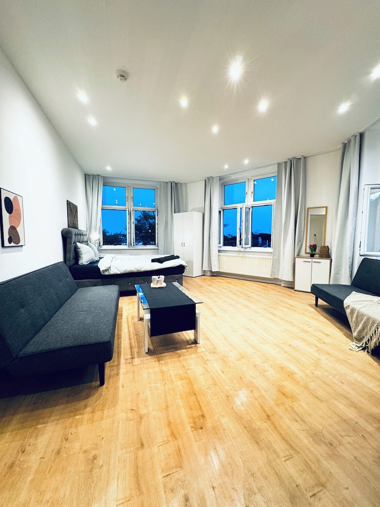 Lovely 4BR Apt Near Kaufpark Alterlaa