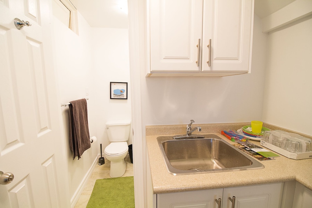 Studio Apartment near Kensington Market – Unit 3 - Image 5
