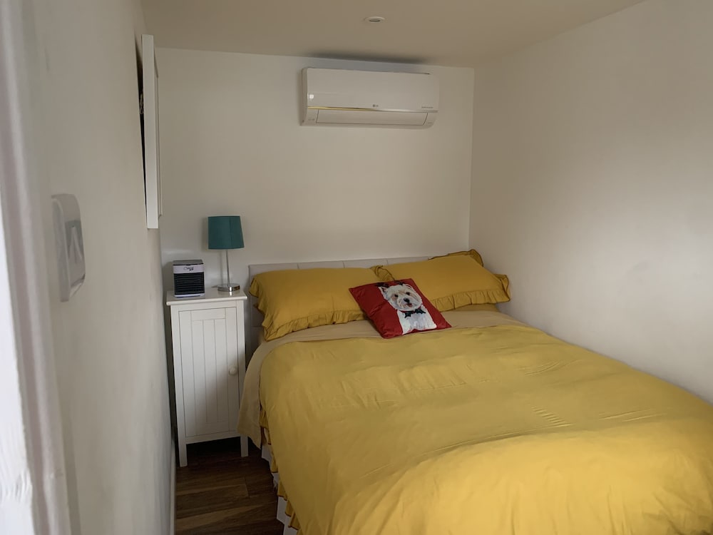 Lodge , air con , Free Parking , Mini bar view 3