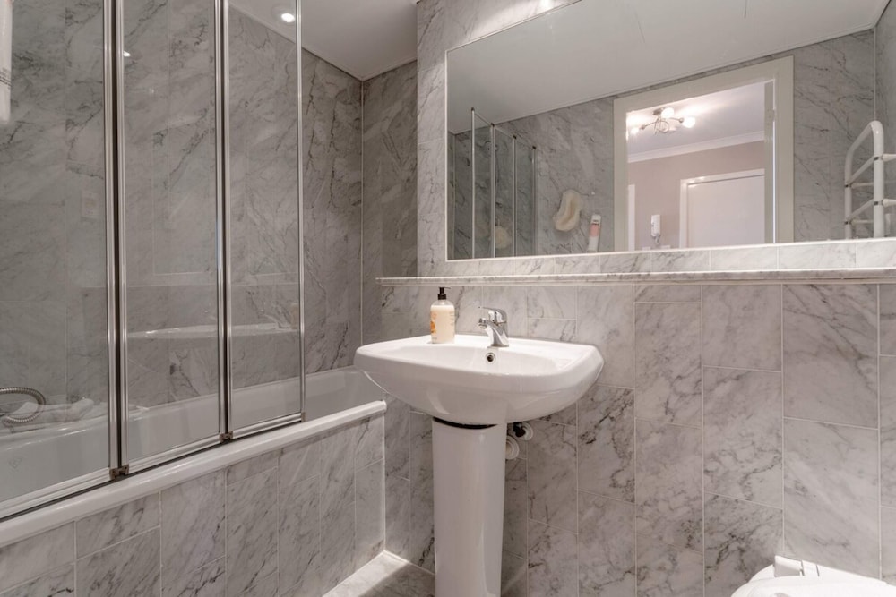 Bright, Modern One-bed With Stunning View of Thames
