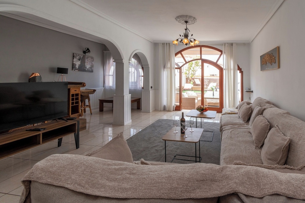Villa Tricia 6 Bedroom Las Americas