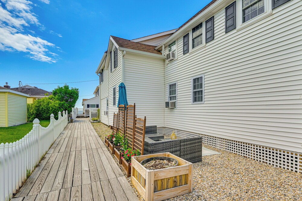 Inviting Beachfront Apartment in Hawk's Nest Beach view 3