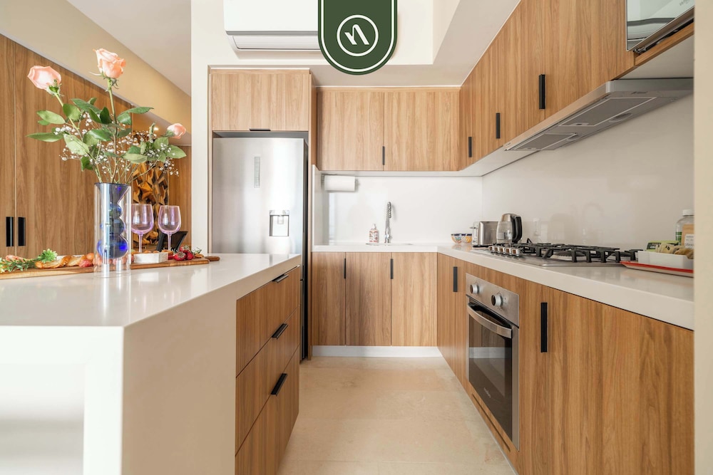 Elegant 1 BR Condo - Beachfront - Pools - King