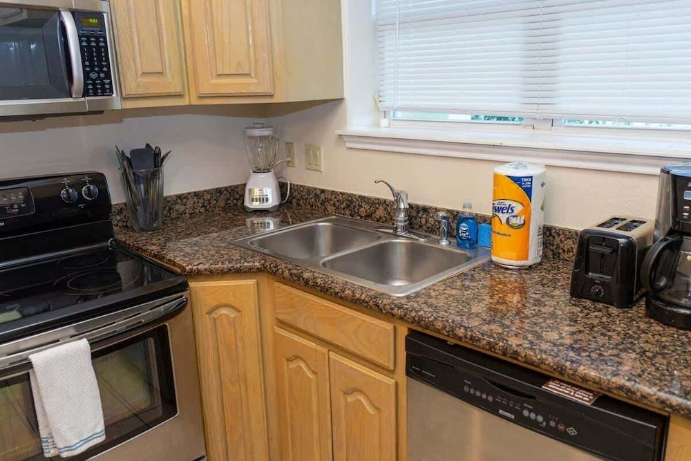 Open & Modern Pool #b Walk To Beach 2 Bedroom Condo