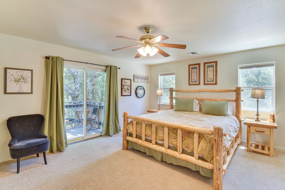 Gateway to Yosemite: Group-friendly Groveland Home
