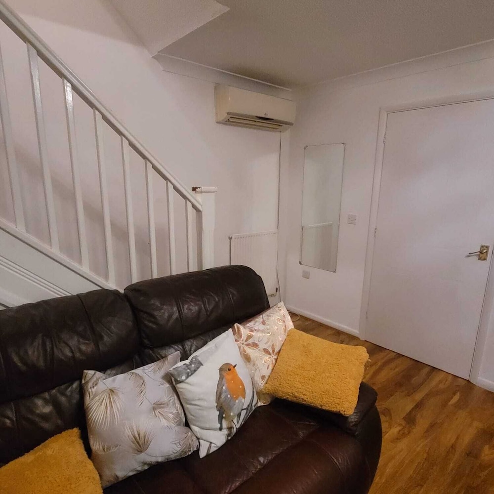 Exquisite 3-bed Royal Pearl Home in Greater London