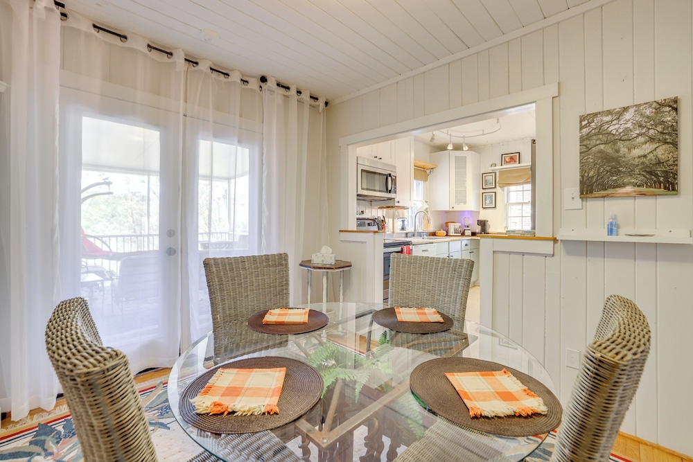 Walk to Downtown: Pet-friendly Cottage in Tyron