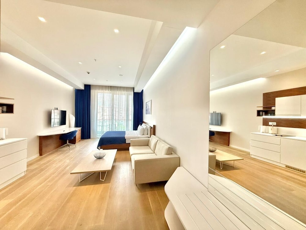 Condo Studio Plaza