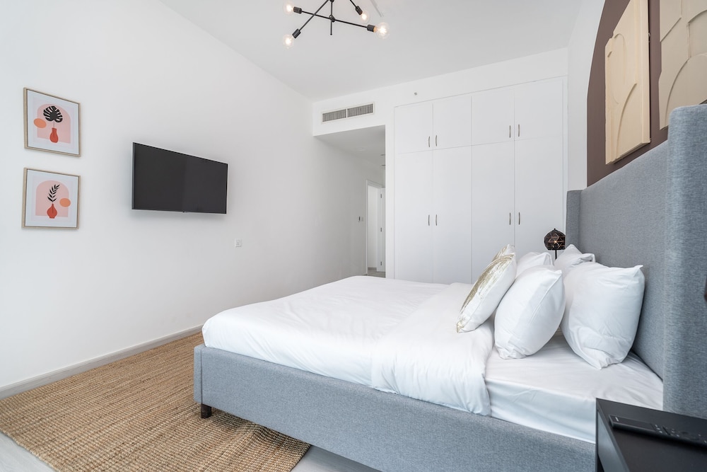 Dubai Marina - Stunning Huge 4 Bedroom Apts Near JBR - Gym - Pool - Parking by Sojo Stay