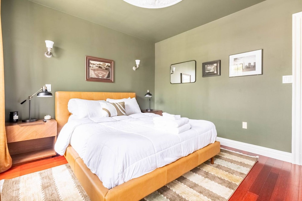 Lofty Bright Greenwich Getaway w Private Rooftop
