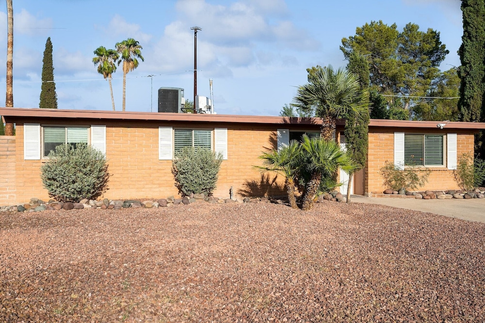 Family-friendly Desert Oasis 5 Bedroom Home by RedAwning view 4