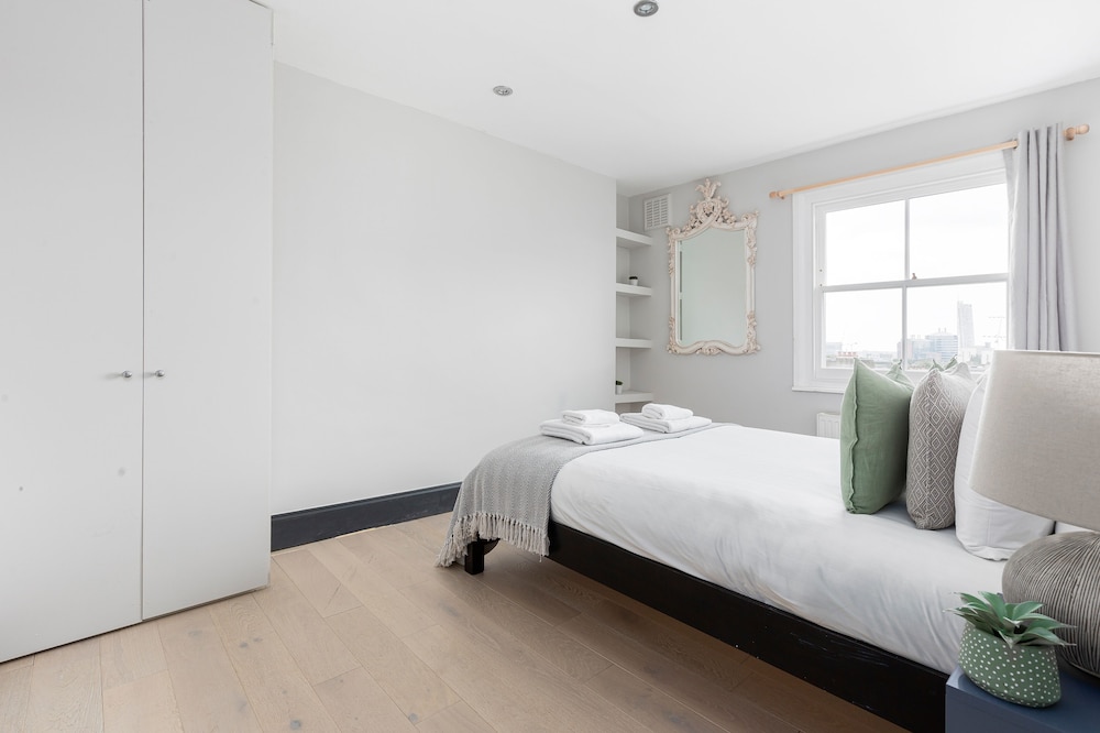 Radiant 2 Bed Flat near Portobello