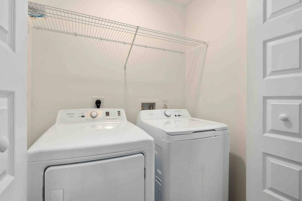 Super Epic- Sleeps 32 TWO Separate Townhomes