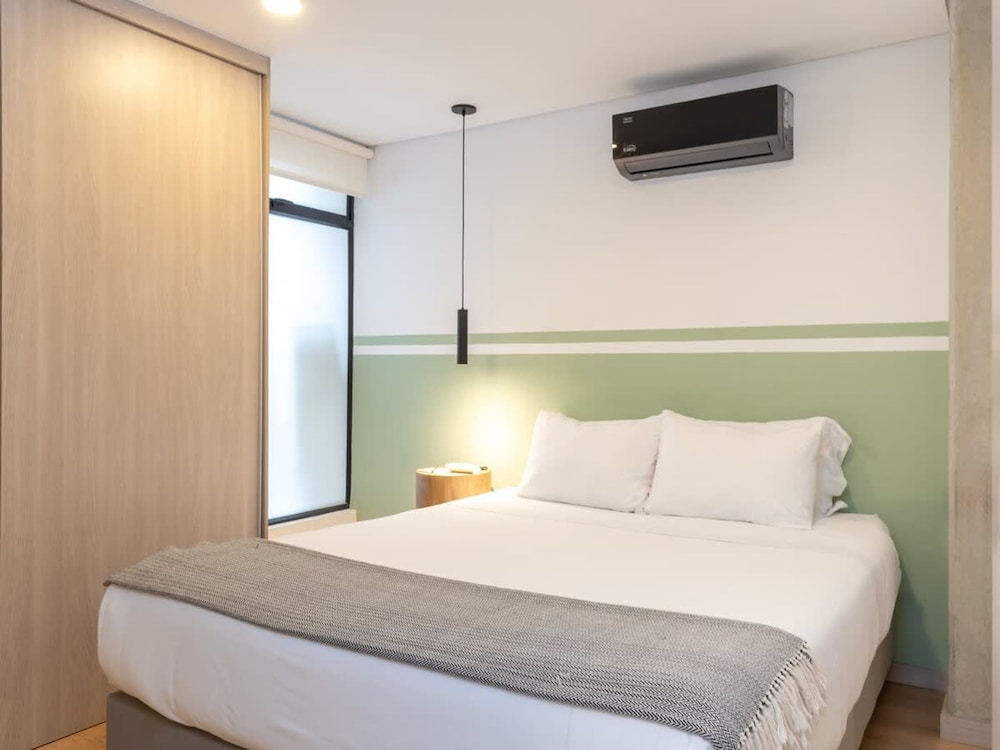 Fantastic 3 BR w Balcony in Laureles Medell n