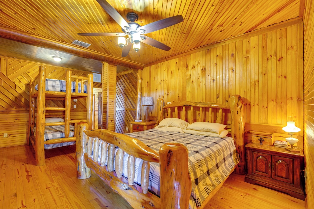 Group Getaway! Multi-level Lodge on Lake Tawakoni
