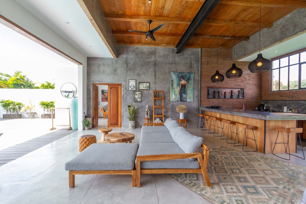 Villa Maje by Alfred in Bali - Tropical 3BD Villa w Pool Near Batu Belig Beach