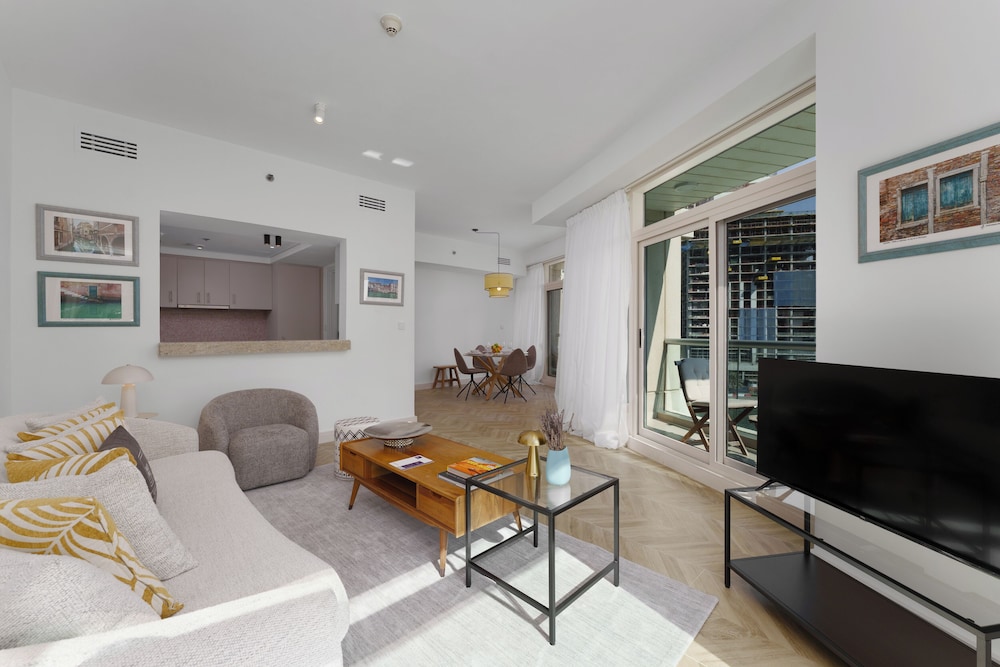 Maison Privee - Blissful Living w/ Dubai Marina Waterfront Views
