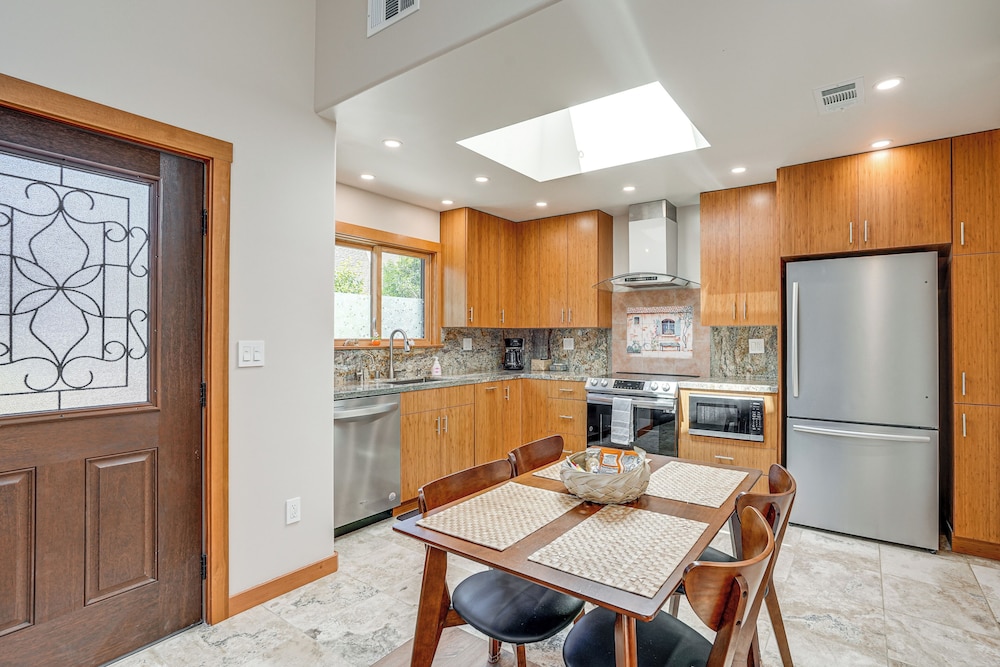 Alameda Studio w/ Patio: 3 Mi to Oakland Coliseum!