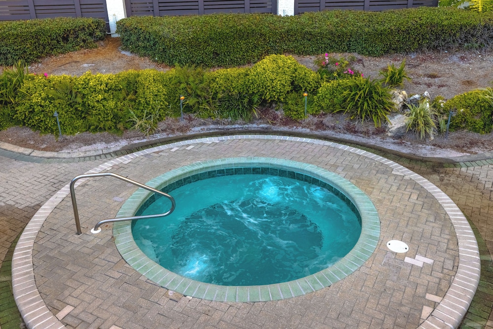 2BR Condo in Edgewater Resort With Golf, Tennis, Pools & Free Tram Service!