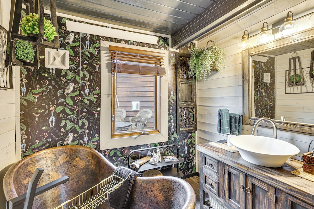 Hot Tub + Arcade Table: Spacious Retreat in Lead