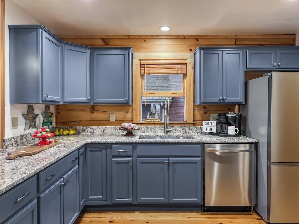 3 Kings 4 Bunks-sleeps 10-smart TV X6-parking out Front-full Kitchen-hot Tub