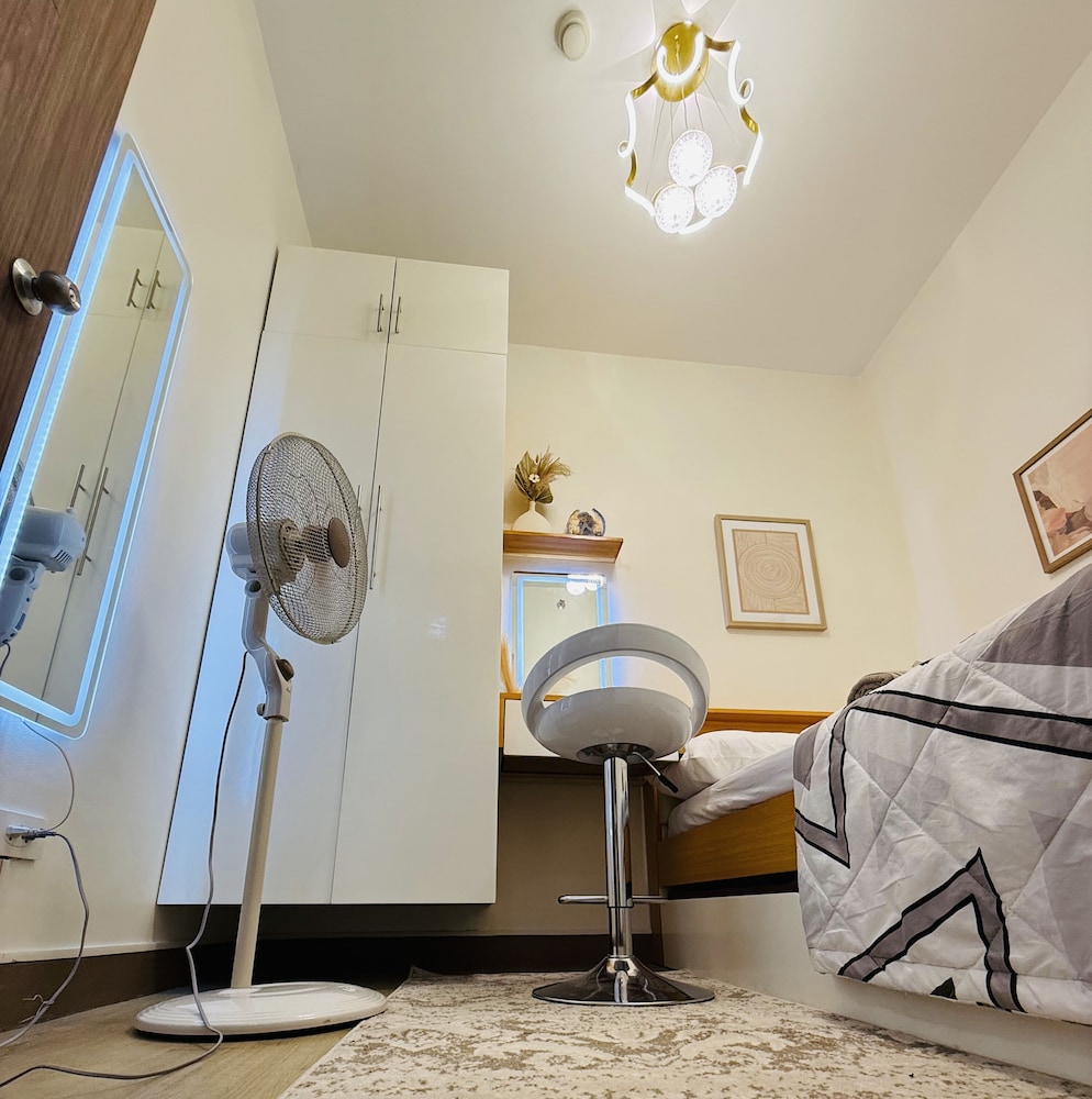Cozy Retreat w/Balcony Near SM Mall/NAIA Airport