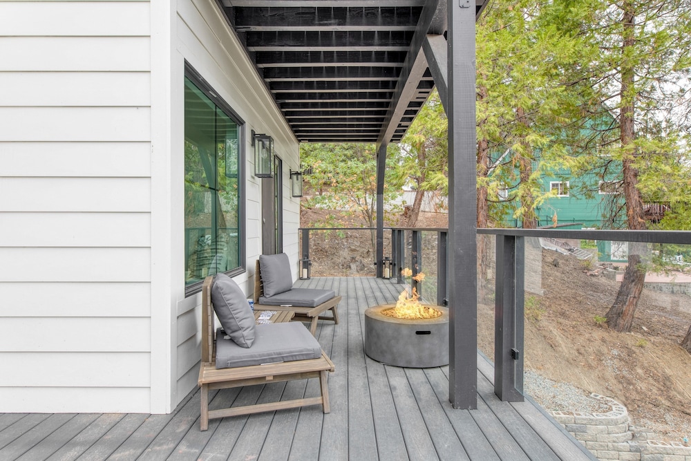 Luxury Retreat, 5mins to the Lake Game Room + Fire Pit Howlite by Avantstay