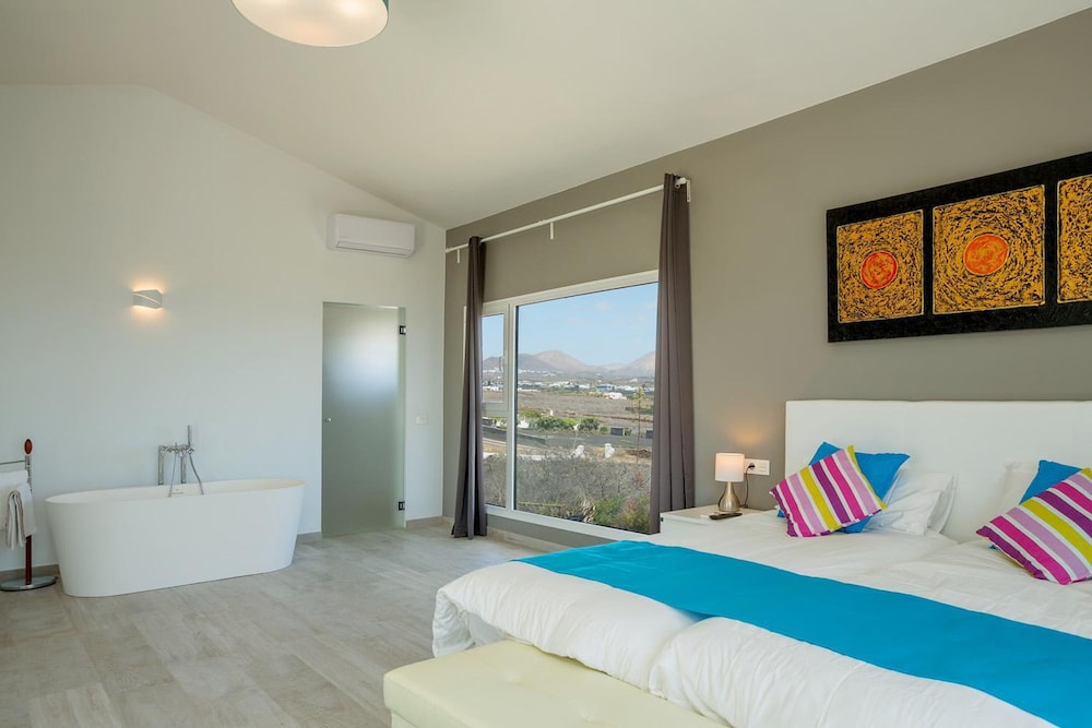 The View in T as With 4 Bedrooms and 4 Bathrooms