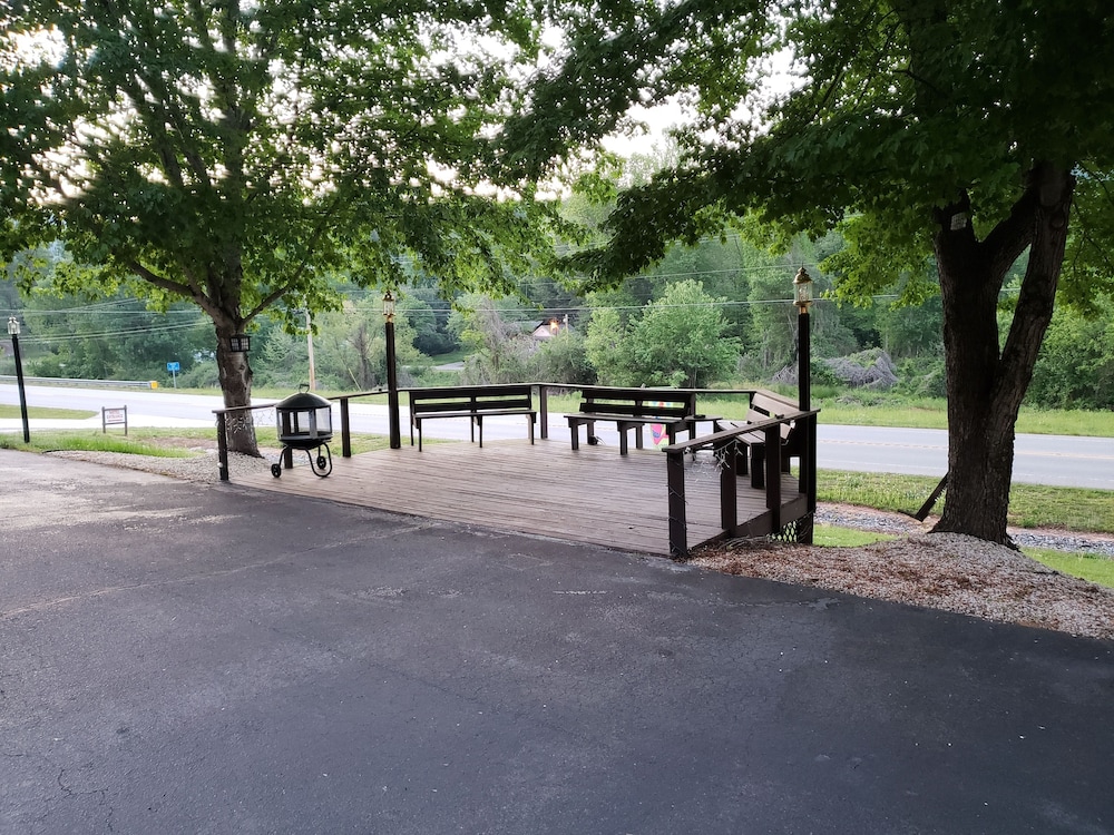 Chatuge Mountain Inn - Property Image 1