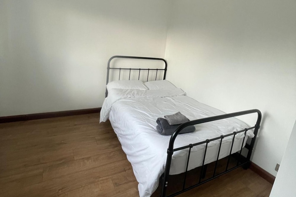 4-bed Barnwell Retreat- Sleeps10, Garden & Parking