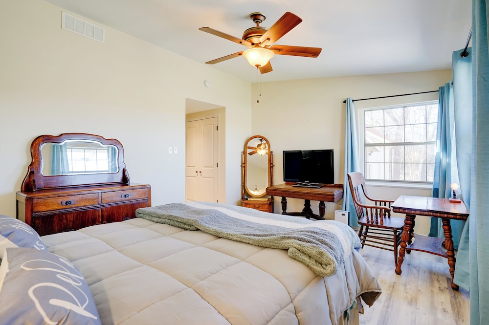 On-site River Access: Fishing Retreat in Granbury!