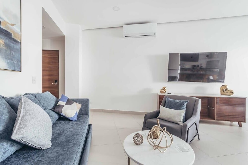 Cozy 2BR House 2 min to the Beach - Pool - Terrace