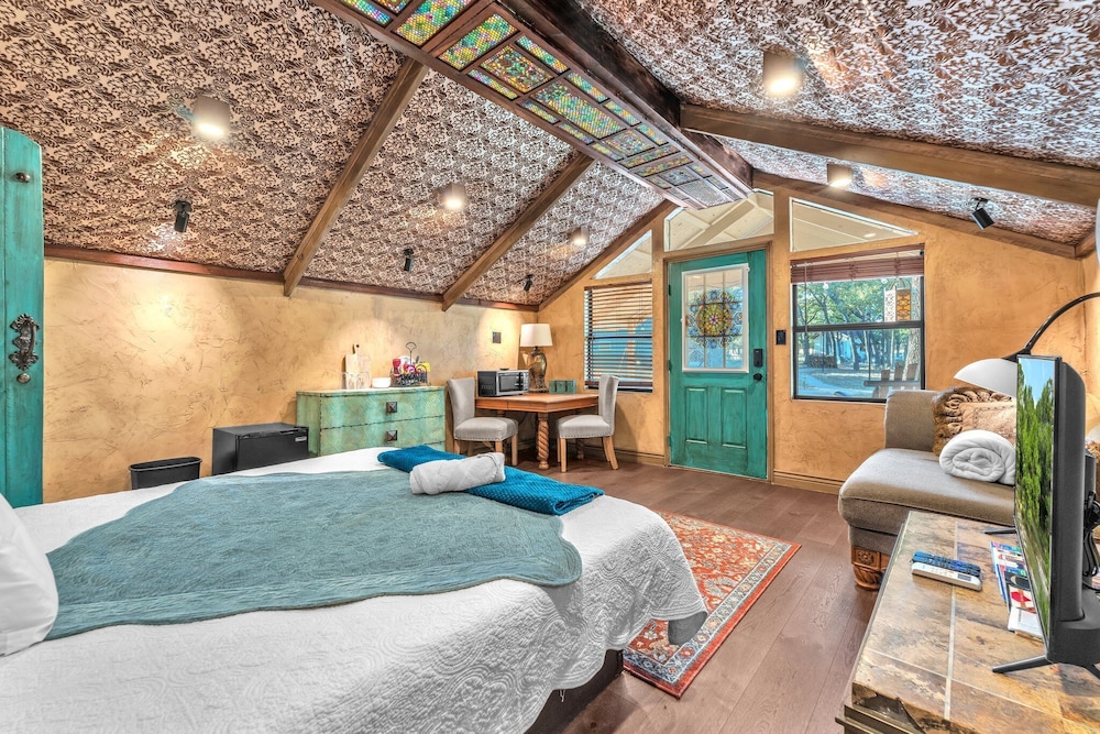 Tranquil Retreat W/hot-tub 10-mins to Downtown!