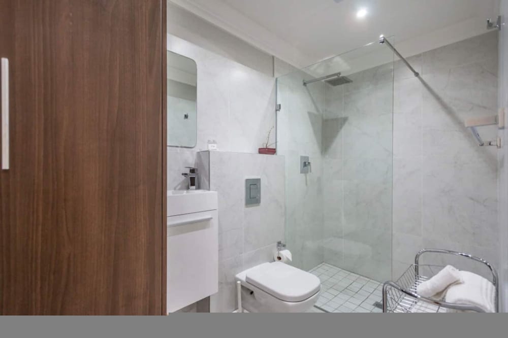 Modern En-suite Room Rooftop Terrace Central