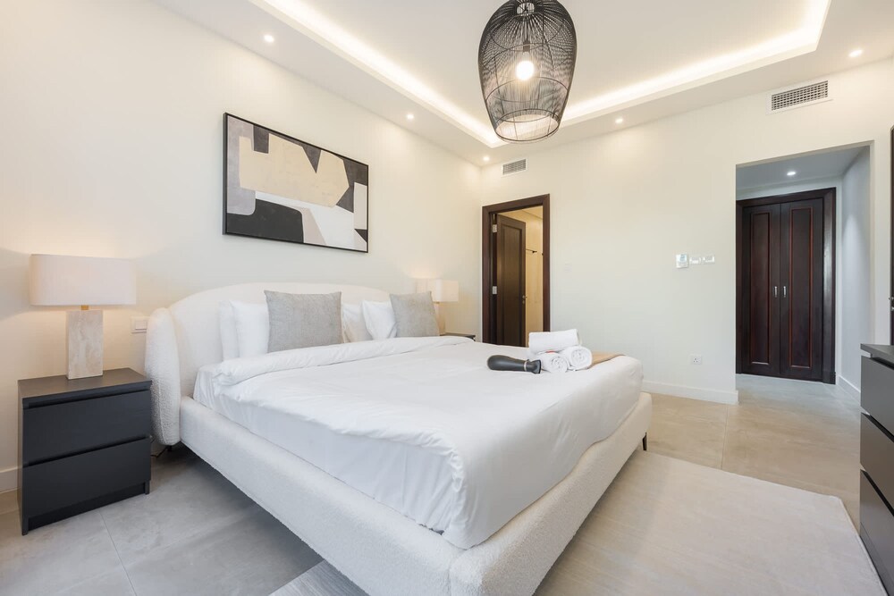 Luxury 2BR Apartment With Full Burj Khalifa View 2-min Walk to Dubai Mall