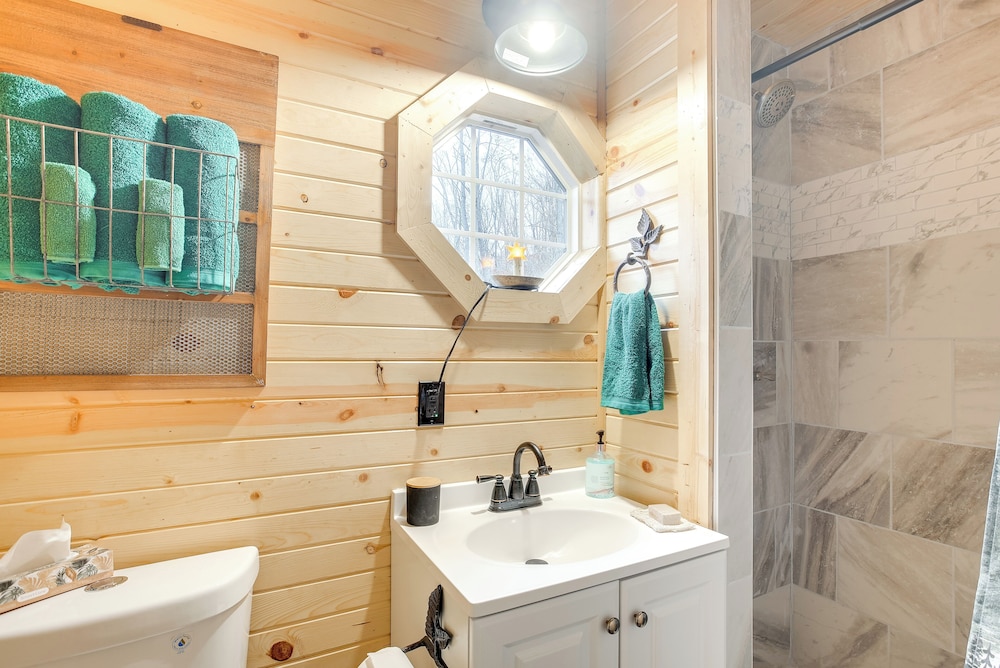 On 40 Acres: Charming Cabin in Zanesville!