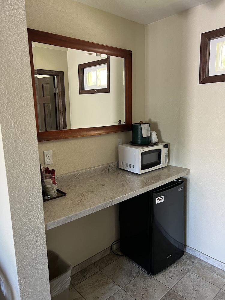 All Star Inn & Suites