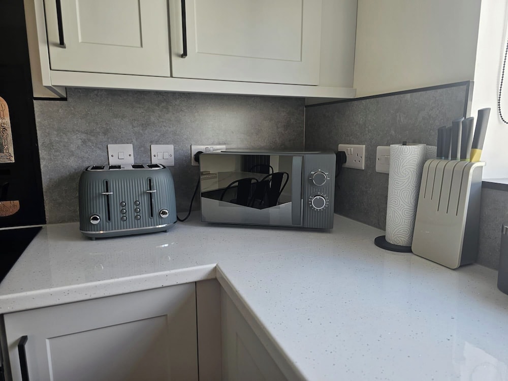 House - Sleeps 4 - Parking - Garden - City Centre
