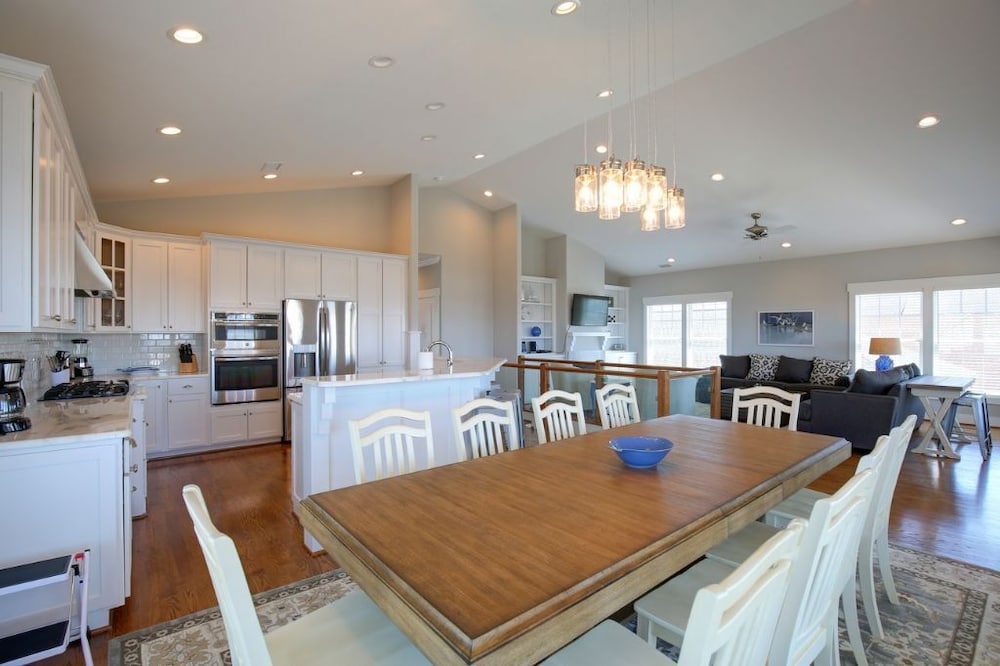 Absolute Paradise 5 Bedroom Home by RedAwning