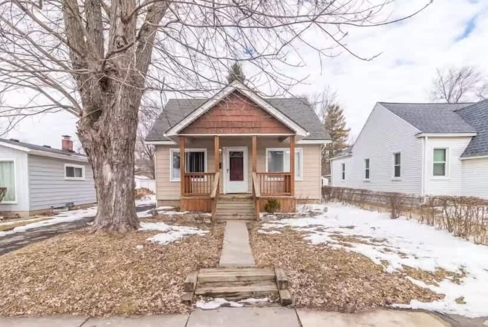 Pontiac Family-friendly 3br 3 Bedroom Home