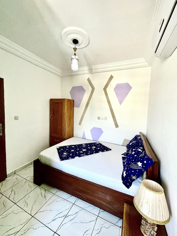 1 Bed Studio Sleeps 2 - Secure Parking, Central view 3